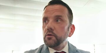 Antonio Benítez, el concejal no adscrito en Estepona, avala públicamente el proyecto del PP en Andalucía