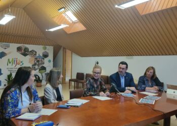 Mijas da a conocer la campaña ‘Peques sin pantallas’ a los directores de escuelas infantiles municipales