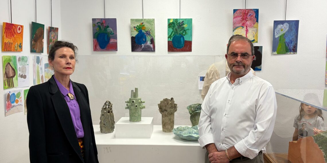Mijas inaugura la exposición ‘Hecho a mano: el poder de la creación’, que se podrá visitar en la Oficina de Turismo hasta el 28 de mayo