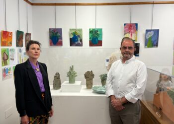 Mijas inaugura la exposición ‘Hecho a mano: el poder de la creación’, que se podrá visitar en la Oficina de Turismo hasta el 28 de mayo