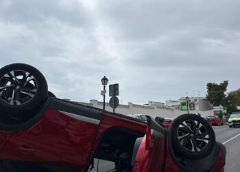 Tres personas trasladadas al Hospital Costa del Sol tras un aparatoso accidente por el puente Cristo del Amor