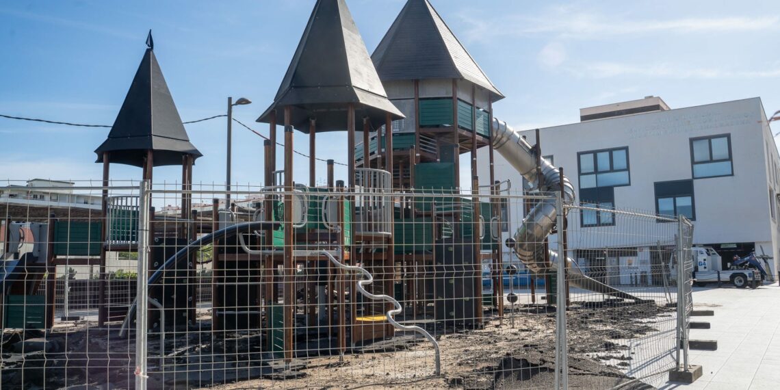 El Ayuntamiento de Benalmádena inicia la renovación del caucho de seguridad del parque infantil de la plaza Adolfo Suárez