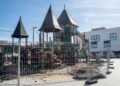 El Ayuntamiento de Benalmádena inicia la renovación del caucho de seguridad del parque infantil de la plaza Adolfo Suárez