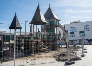 El Ayuntamiento de Benalmádena inicia la renovación del caucho de seguridad del parque infantil de la plaza Adolfo Suárez