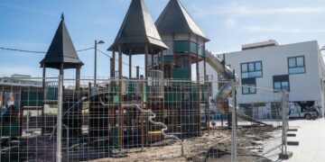 El Ayuntamiento de Benalmádena inicia la renovación del caucho de seguridad del parque infantil de la plaza Adolfo Suárez