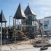 El Ayuntamiento de Benalmádena inicia la renovación del caucho de seguridad del parque infantil de la plaza Adolfo Suárez