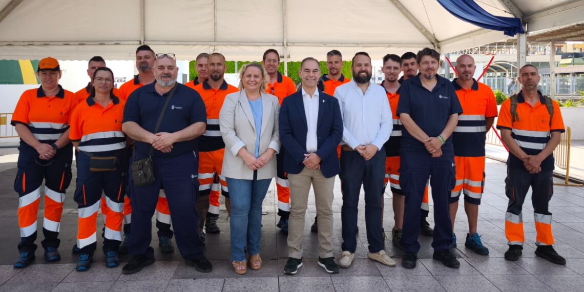 Benalmádena encara el verano con un importante refuerzo del servicio de limpieza con más operarios durante seis meses