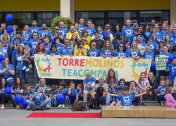 ‘Diferentes pasos, el mismo destino’: más de medio millar de caminantes alzan la voz por el autismo en Torremolinos
