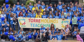 ‘Diferentes pasos, el mismo destino’: más de medio millar de caminantes alzan la voz por el autismo en Torremolinos