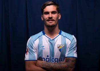 El Málaga renueva a Chupete, uno de los ídolos del malaguismo, en plena lucha por el ascenso a Primera