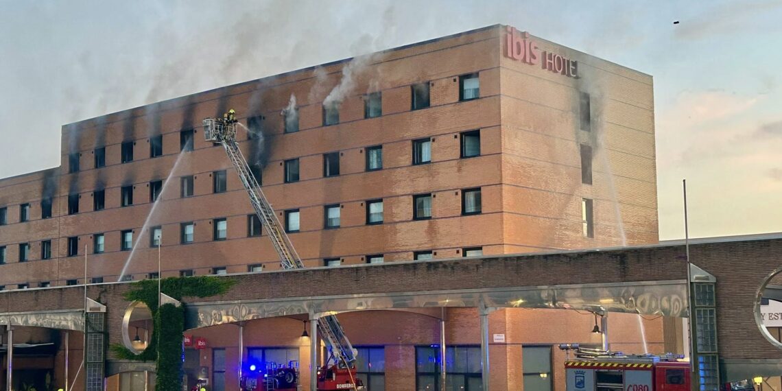 Controlado el fuego en el Hotel Ibis más de 30 horas después de originarse
