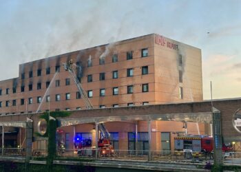 Controlado el fuego en el Hotel Ibis: «Nos hemos encontrado un incendio bastante complejo»