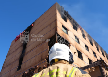 Vuelve a aparecer humo en el incendio del Hotel Ibis: «La situación está controlada»