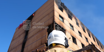 Vuelve a aparecer humo en el incendio del Hotel Ibis: «La situación está controlada»