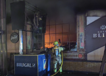Desalojan a más de cien personas del Hotel Ibis del centro de Málaga por un incendio complicado para los bomberos