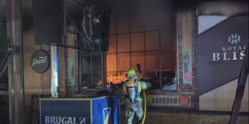 Desalojan a más de cien personas del Hotel Ibis del centro de Málaga por un incendio complicado para los bomberos
