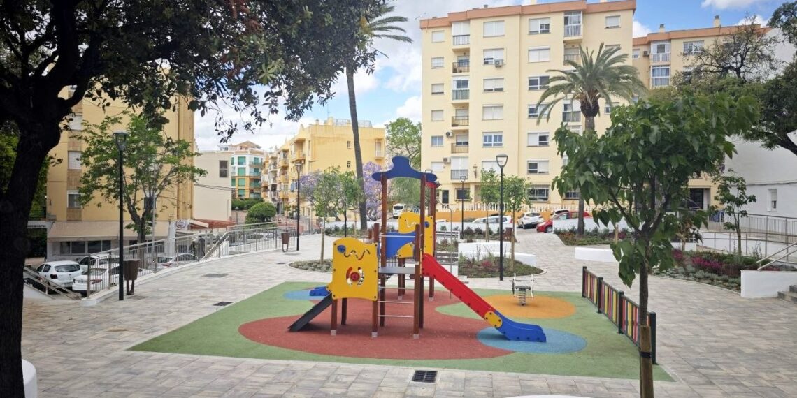 Estepona recupera la plaza Manuel Requena ‘Melilla’ como nuevo espacio ciudadano con zonas de juego y áreas de descanso