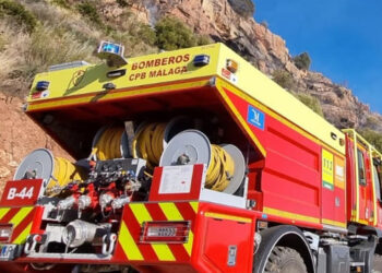 Desalojan de madrugada a los vecinos de cinco bloques en Manilva por el incendio de un vehículo