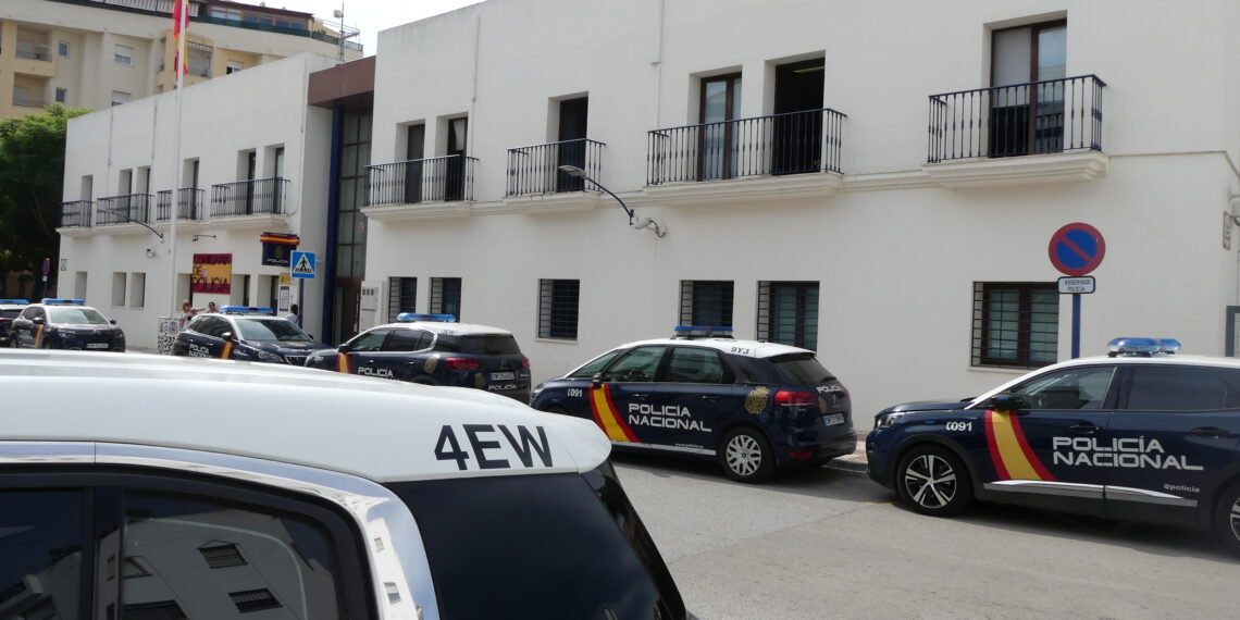 Detenidos en Estepona dos varones especializados en el hurto de “la mancha”