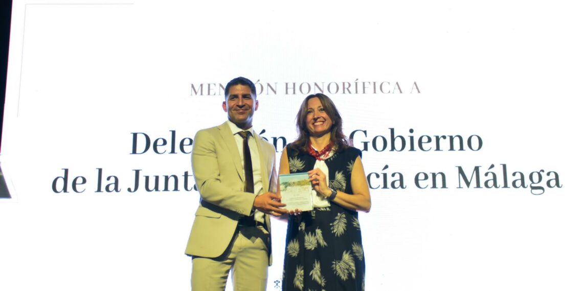 Patricia Navarro recibe un reconocimiento del Ayuntamiento de Casares por su gestión de emergencias en el tren de borrasca
