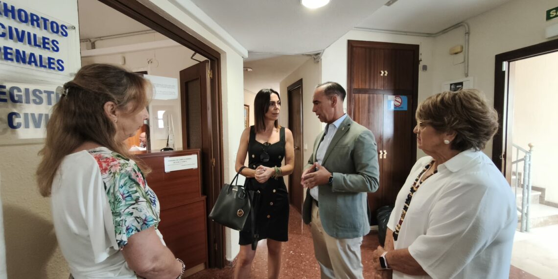 La delegada de Justicia y el alcalde de Benalmádena visitan los Juzgados de Paz tras las mejoras tecnológicas
