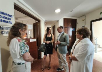 La delegada de Justicia y el alcalde de Benalmádena visitan los Juzgados de Paz tras las mejoras tecnológicas