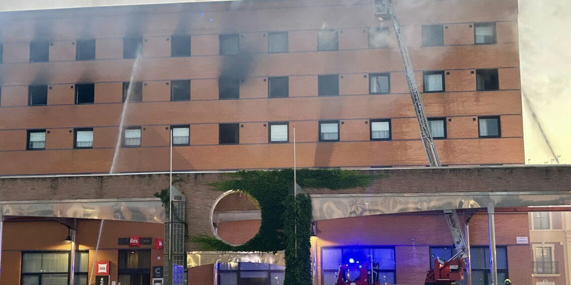 El Ayuntamiento de Málaga defiende que «los recursos humanos y materiales han sido suficientes» en el incendio del Hotel Ibis