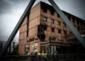 Comienzan los derribos parciales del Hotel Ibis tras el incendio, que aún no está extinguido