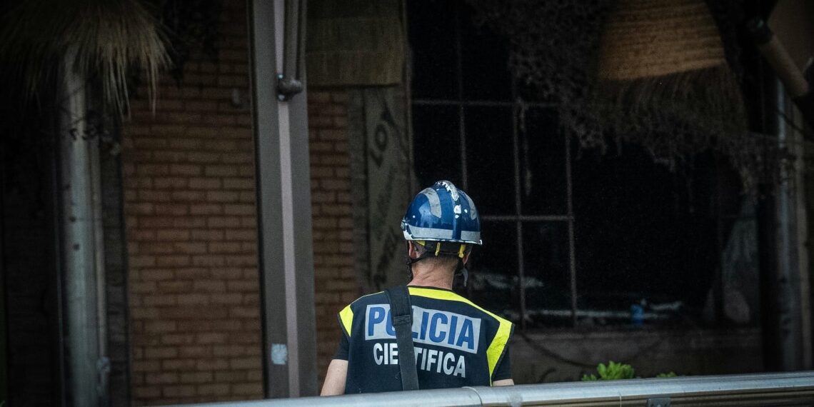 La Policía Científica y los bomberos realizan la primera visita de inspección al Le Grand Café tras el incendio