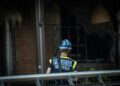La Policía Científica y los bomberos realizan la primera visita de inspección al Le Grand Café tras el incendio
