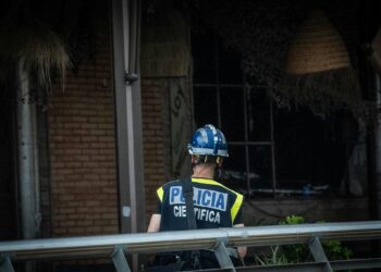 La Policía Científica y los bomberos realizan la primera visita de inspección al Le Grand Café tras el incendio