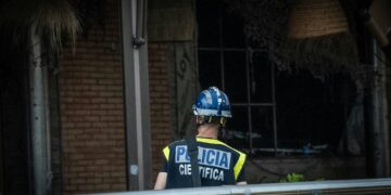 La Policía Científica y los bomberos realizan la primera visita de inspección al Le Grand Café tras el incendio