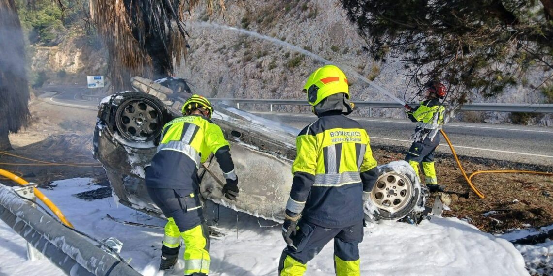 Rescatan ‘in extremis’ a un conductor tras salirse su coche de la vía y empezara arder a la altura del Higuerón