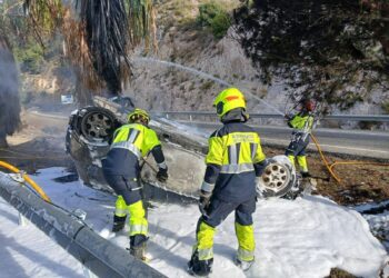 Rescatan ‘in extremis’ a un conductor tras salirse su coche de la vía y empezara arder a la altura del Higuerón