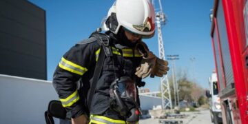 Una anciana de 87 años, evacuada al hospital por el incendio de una casa en Marbella