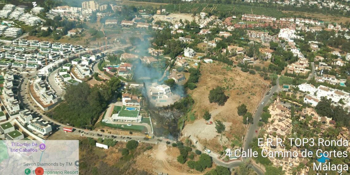 Declarado un incendio urbano próximo a viviendas en Estepona