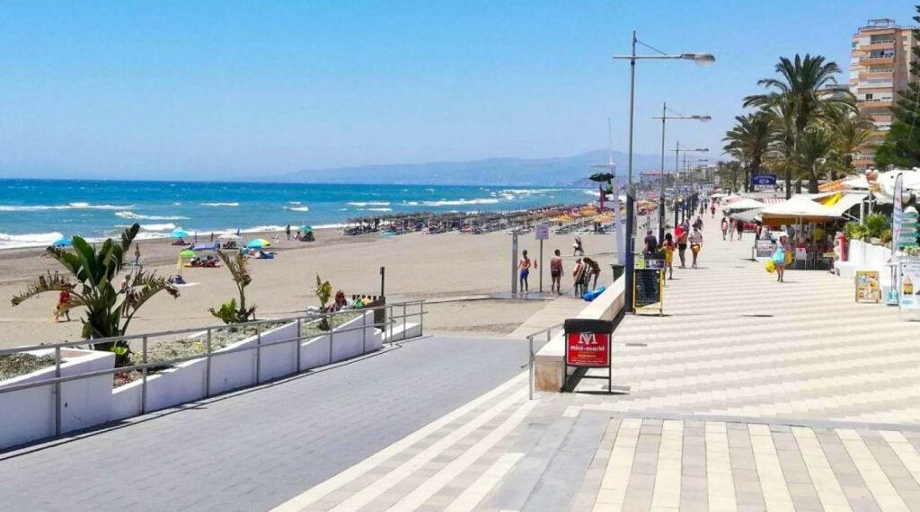 Hallan muertos a un hombre y una mujer en la playa de Torrox tras un posible ahogamiento