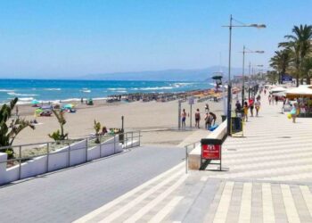 Hallan muertos a un hombre y una mujer en la playa de Torrox tras un posible ahogamiento