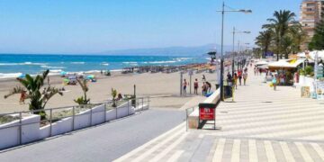 Hallan muertos a un hombre y una mujer en la playa de Torrox tras un posible ahogamiento