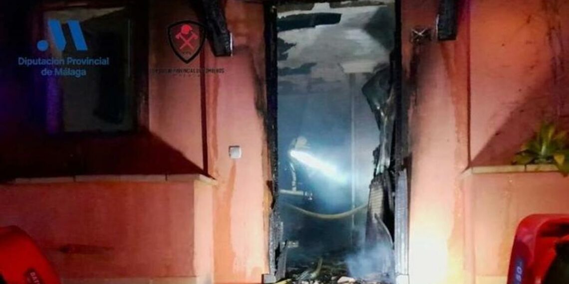 Un incendio calcina un apartamento en Manilva y obliga a evacuar varias viviendas colindantes