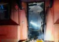 Un incendio calcina un apartamento en Manilva y obliga a evacuar varias viviendas colindantes