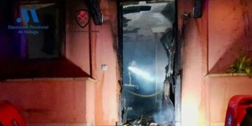 Un incendio calcina un apartamento en Manilva y obliga a evacuar varias viviendas colindantes