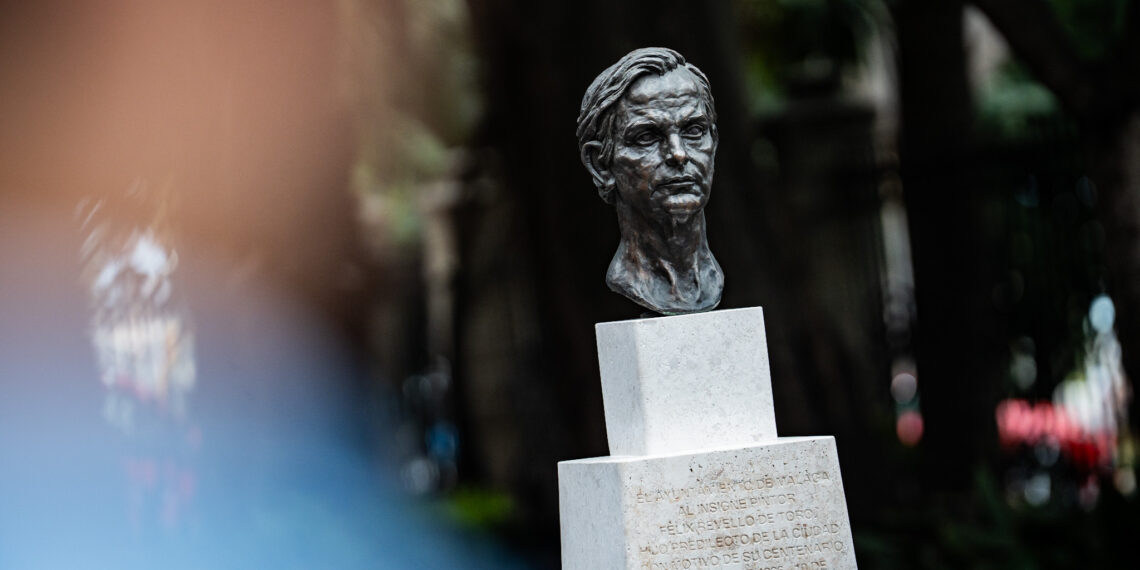 Málaga recuerda al pintor Félix Revello de Toro en su centenario con un monumento en los jardines del Hospital Noble