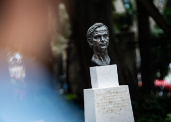 Málaga recuerda al pintor Félix Revello de Toro en su centenario con un monumento en los jardines del Hospital Noble