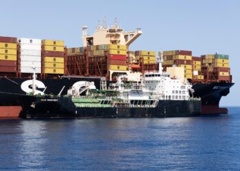 El Puerto de Málaga realiza por primera vez un servicio de suministro de GNL en el fondeo de la bahía