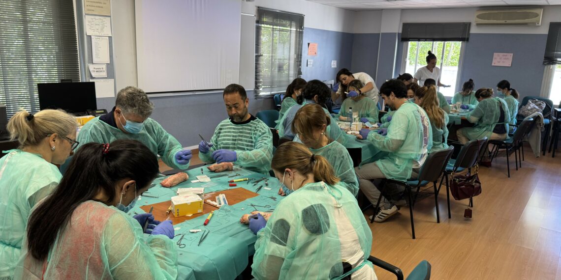 Médicos y residentes del Distrito de Atención Primaria Costa del Sol se forman en cirugía menor