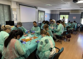 Médicos y residentes del Distrito de Atención Primaria Costa del Sol se forman en cirugía menor