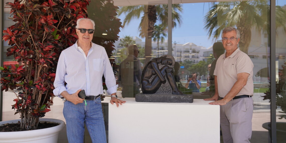 Estepona amplía su museo al aire libre con cinco esculturas del artista Santiago de Santiago