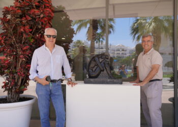 Estepona amplía su museo al aire libre con cinco esculturas del artista Santiago de Santiago