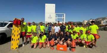 Activado el servicio de salvamento y vigilancia en las playas de Estepona
